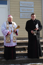 Šventinamos Telšių vyskupijos Šeimos centro patalpos Žemaičių Kalvarijos parapijos namuose. J. E. Telšių vyskupas J. Boruta SJ, Telšių vyskupijos Šeimos centro direktorius kan. mgr. Jonas Ačas. <br />Fotografija kun. Andriaus Vaitkevičiaus